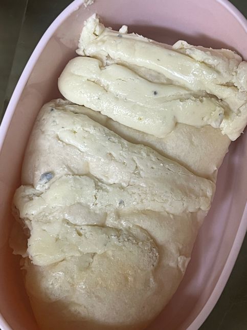 빵에 거뭇거뭇한 점들 곰팡이인가요?의 0번 째 이미지