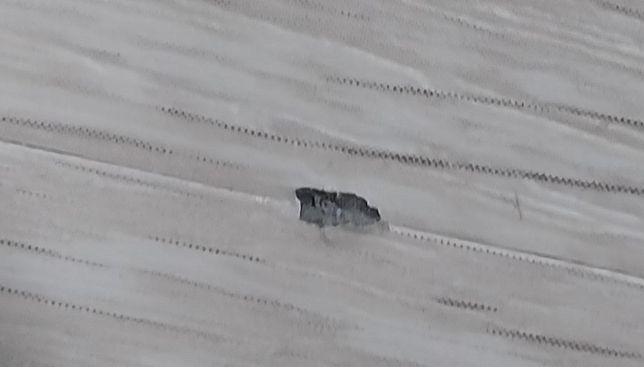 바닥에 뭐 붙은 줄 알고 손톱으로 긁었는데 사진처럼 되버렸어요의 0번 째 이미지