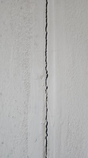 갈라진 크랙같은 부분을 어떻게 하는게 좋을까요?의 1번 째 이미지