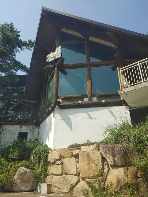 시골에 폐가와 시멘트 바닥들이 왜 세월이 지나도 쓰레기만 쌓인 채 아무렇지도 않게 방치되어있나요?의 0번 째 이미지