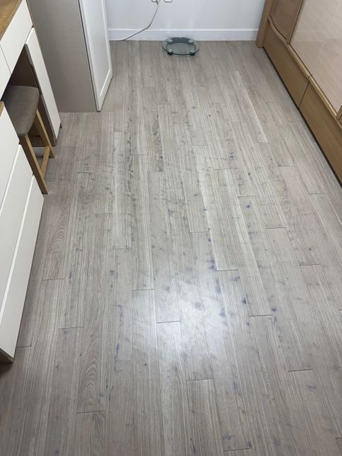 집 바닥 데코타일이 이염된거 같은데 무엇 때문일까요?의 0번 째 이미지