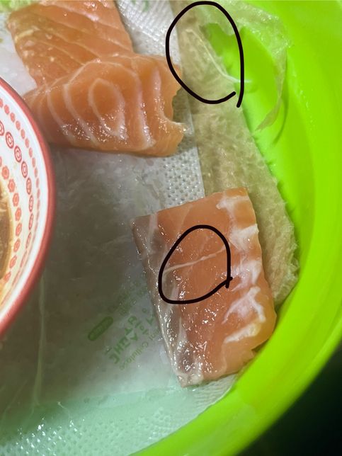 횟감용 연어에서 나왔는데 이게 뭔가요?의 1번 째 이미지