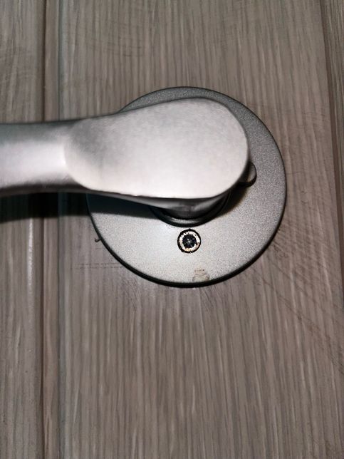 화장실 문고리 교체하다가 나사가 뭉개졌어요의 0번 째 이미지