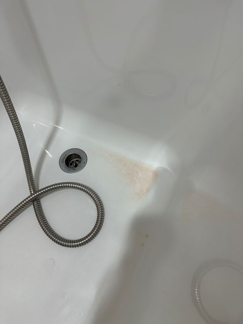 욕조에 붉은 얼룩이 물세척으로는 안사라져요의 0번 째 이미지