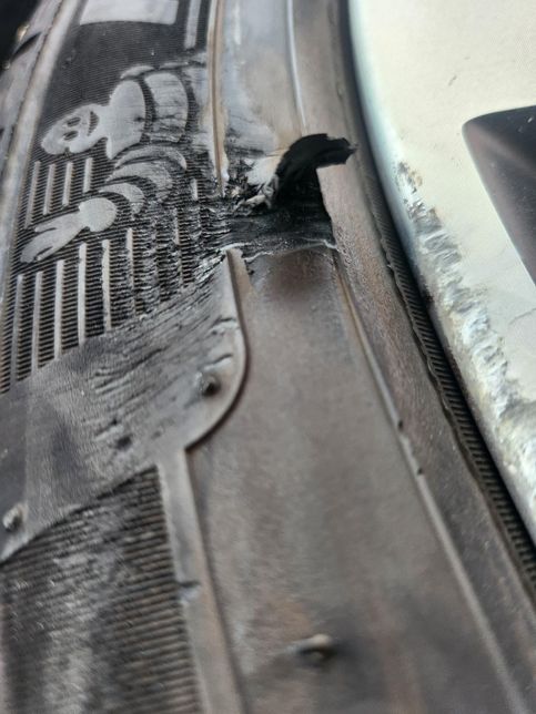 타이어 옆이 조금 까졌는데 계속 타도 될까요?의 1번 째 이미지