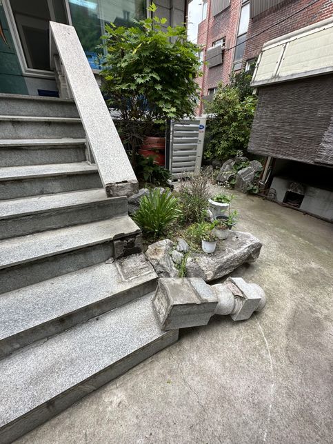 1층주택 계단초입에 돌기둥이 부서졌어요의 1번 째 이미지