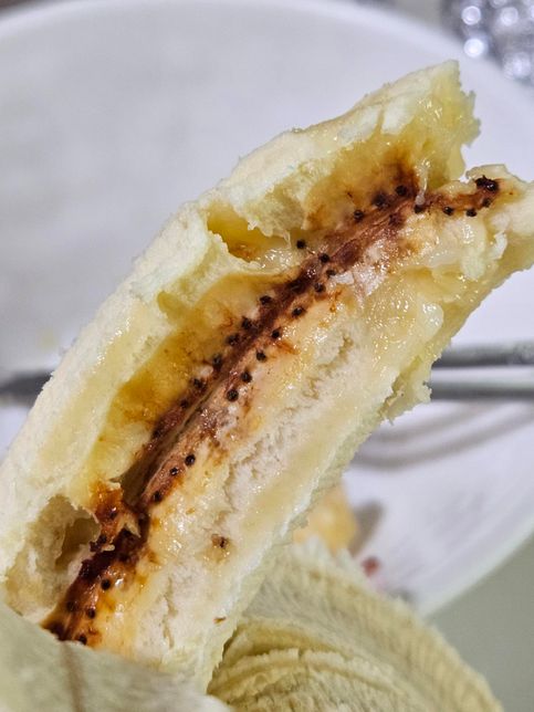 바나나 먹다가 이상한 식감이여서 뱉었는데요, 이게 뭔가요?의 0번 째 이미지