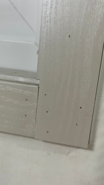 집 안에 문틀 나무마다 구멍이 있는데 무슨 구멍인가요?의 1번 째 이미지