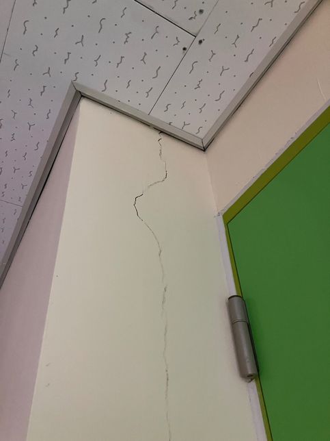 (매우급하고심각) 기숙사 문 기둥에 금이 심하데 가있습니다...의 0번 째 이미지