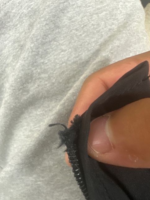 지퍼이빨 끝부분이 빠져서 고정이 안됩니다 옷 수선을 해야할까요?의 1번 째 이미지