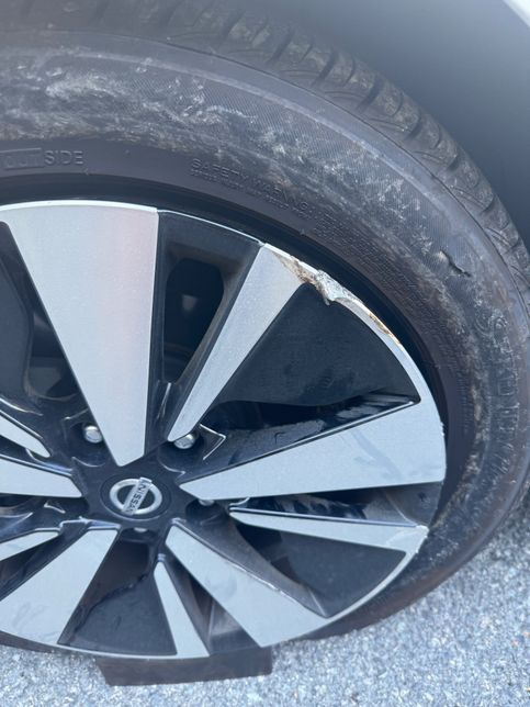 타이어가 터지면서 휠에 데미지를 입었는데의 0번 째 이미지