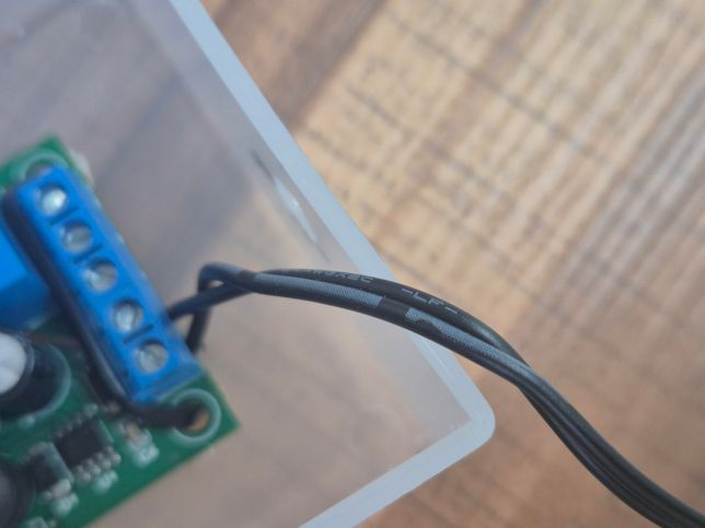 전원어댑터 끝부분을 잘랐는데 육안으로 +극과 -극을 구별할수 있나요?의 0번 째 이미지