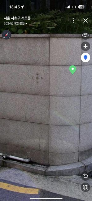 자동차로 건물상가 벽을 박았습니다..의 0번 째 이미지