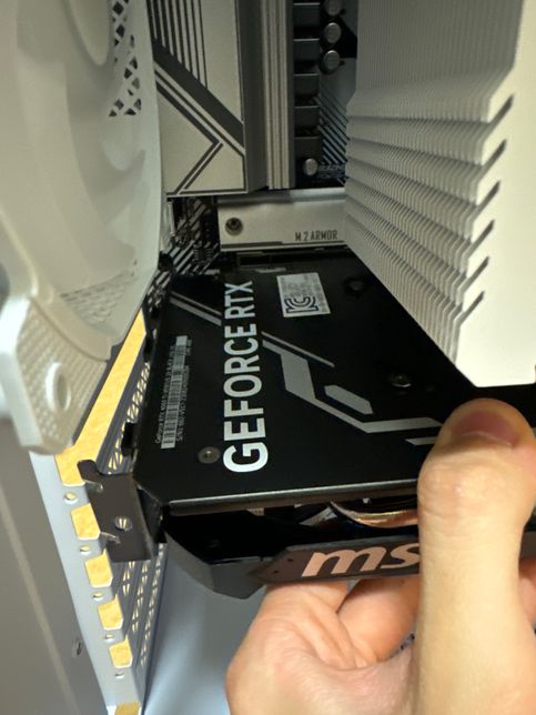 이거 아무리 봐도 글카-메인보드-케이스 간격이 안 맞는의 0번 째 이미지