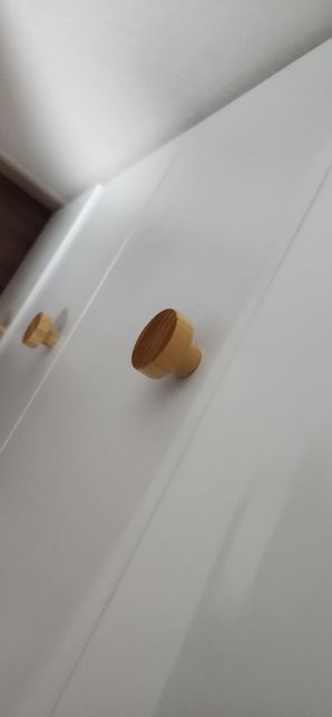 문 손잡이가 빠졌어요. 나사 모양이 독특한데 다시 결합하려면 어떻게 해야 할까요?의 0번 째 이미지