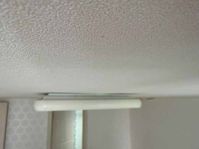 사진 속에 보이는 전등커버는 어떻게 여나요?의 1번 째 이미지