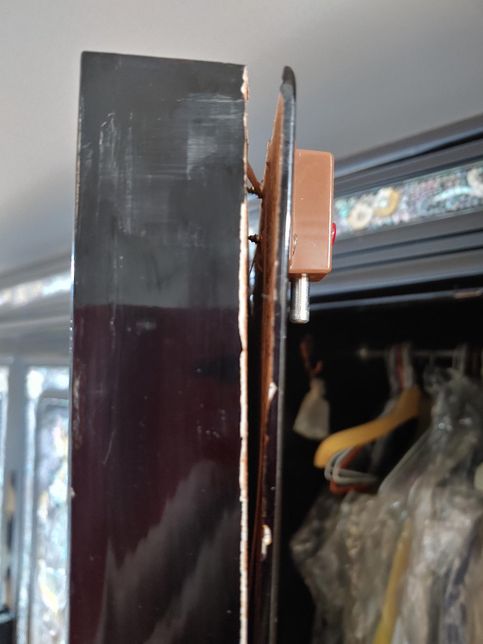 자개장 문짝 겉 부분이 뜯어졌는데 다시 붙이려면 어떻게 해야할까요?의 1번 째 이미지