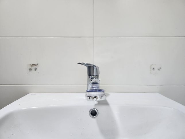 화장실 벽 타일에 구멍이 있는데 어떻게 메꿔야할지..의 0번 째 이미지