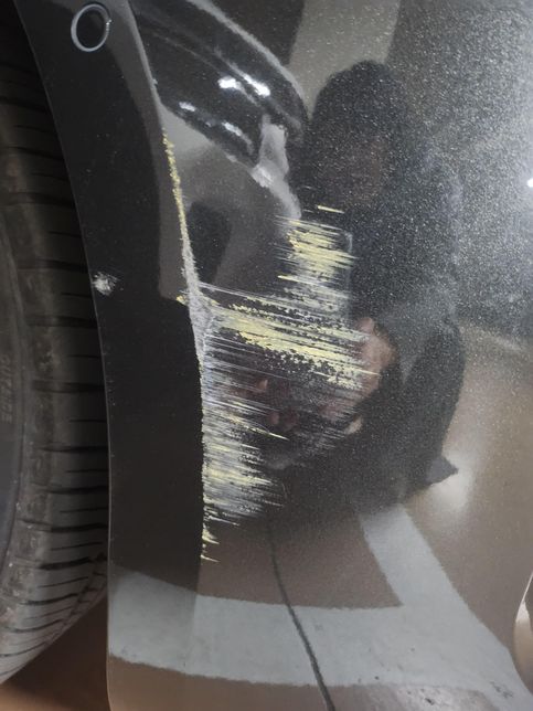 주차장에 주차 중 누군가 차 긁고 갔는데 사진을 보면 상대방 차량 색깔을 알수 있을까요의 0번 째 이미지