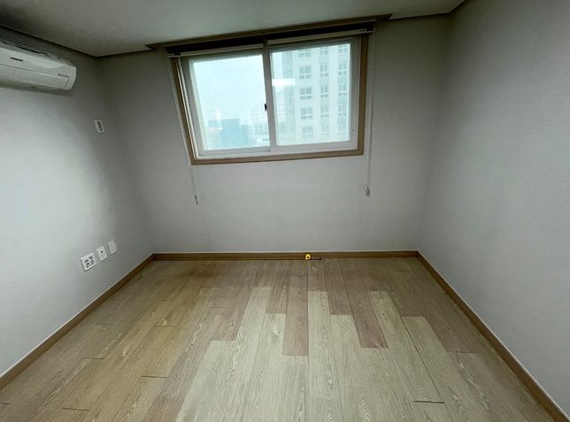 전세집 바닥 부분도배 색깔 차이가 심합니다의 0번 째 이미지