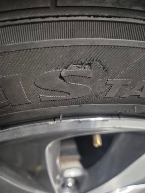 타이어 옆에 벗겨졌는데 교체해야하나요의 0번 째 이미지