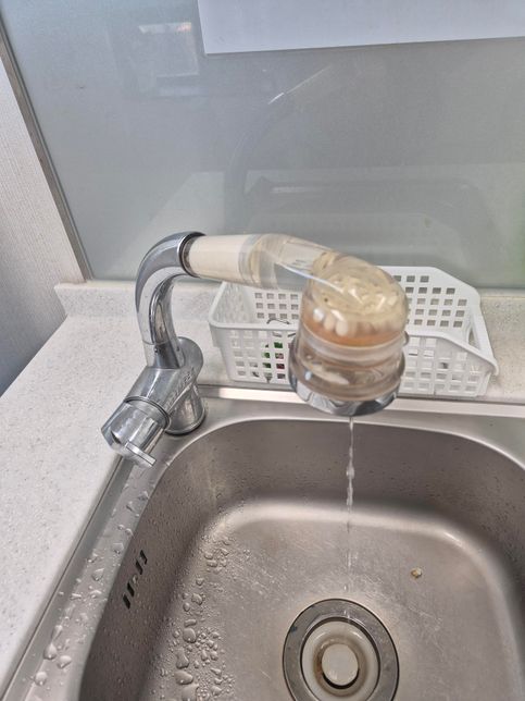 계수대 수도를 온수쪽으로 돌리면 물이 안나옵니다.의 1번 째 이미지