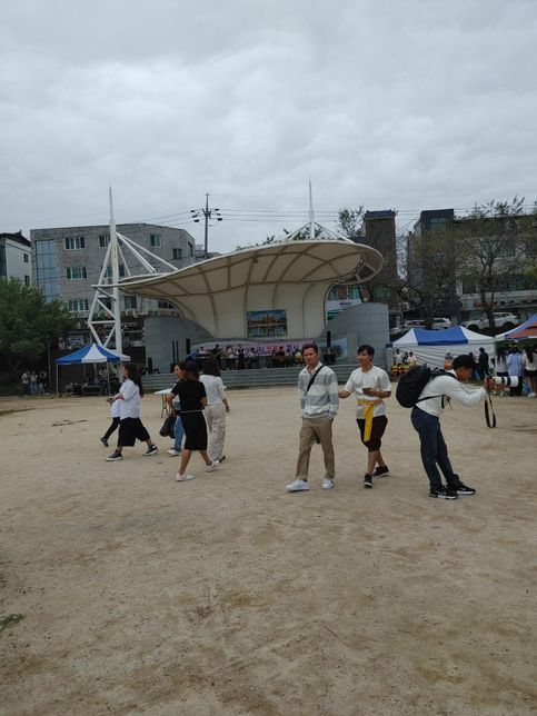 이번 10월에 구름이 많이 끼고 소나기가 내리더니 갑자기 또 강한 비와 차가운 바람이 불어서 몸이 이상해요.의 0번 째 이미지
