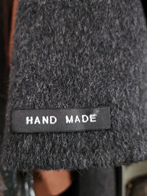 코트 손목 부분에 핸드메이드라는 로고가 붙어 있는데 떼고 입어야 하는지 그냥 입어야 하는지요?의 0번 째 이미지