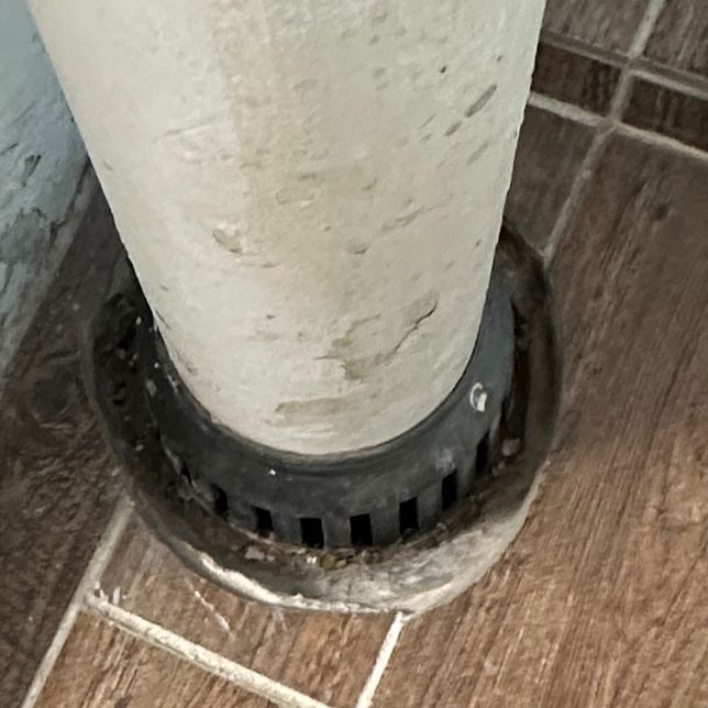 앞베란다 배수관 수리 해야 될까요??의 0번 째 이미지