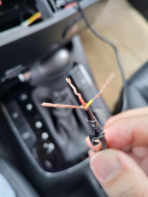 전기선 질문드립니다 후방카메라입니다의 1번 째 이미지