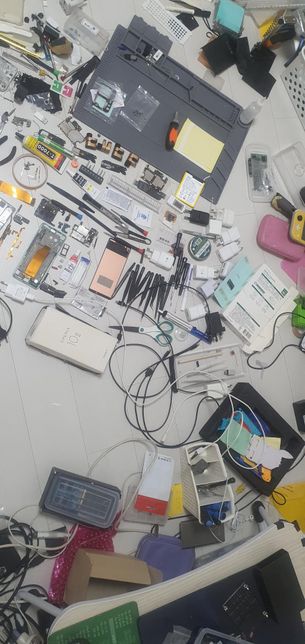 통전에 대해 알려주실 분. 고무나 접착제가 지나가는 자리에 회로와 고무가 접점이 된다면 지나가는길 통전된 곳은 흐르지 않나요?의 3번 째 이미지