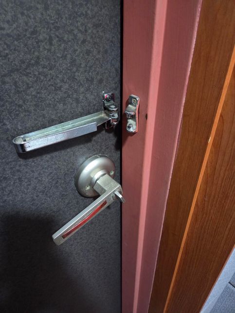 문이 들려요.. 수리비가 얼마나올까요??의 0번 째 이미지