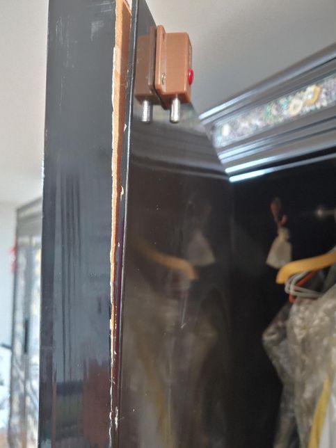 자개장 문짝 겉 부분이 뜯어졌는데 다시 붙이려면 어떻게 해야할까요?의 2번 째 이미지