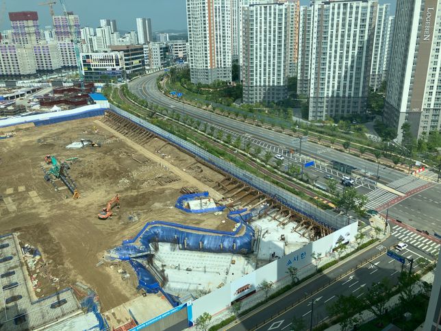 공사현장인데요 토사가 무너지지않게하는것같은데 그 숫자가 순차적으로 같은 간격으로 되지않는 이유가 무엇일까요?의 0번 째 이미지