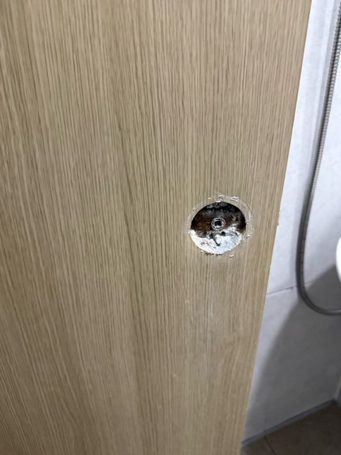 화장실에 갖혀서 문고리거 뜯어졌어요의 0번 째 이미지