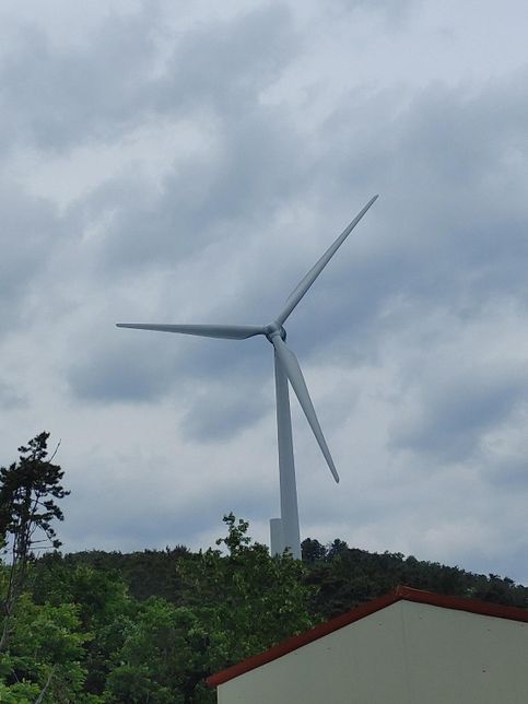 풍력터빈은 어떻게 바람의 힘으로 전기를 만들어요?의 0번 째 이미지