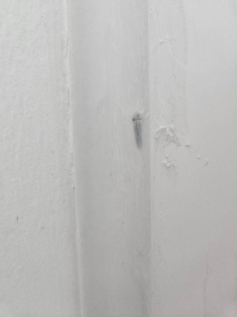 창문실리콘 속 검정 이물질 곰팡이 인지 궁금 합니다.의 1번 째 이미지