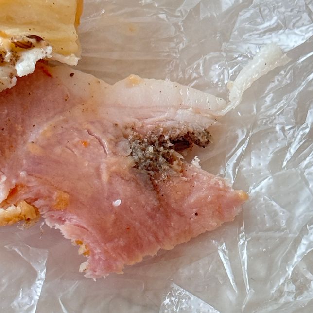 잠봉뵈르 사다 먹었는데 잠봉 햄에 이런게 있는데 뭘까요..?의 0번 째 이미지