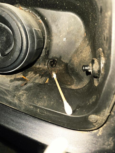 중고차 샀는데 주유구 쪽 배수구에 흙이 차있어요...의 0번 째 이미지