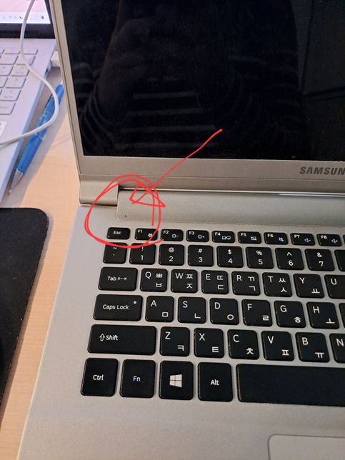 노트북 컴퓨터에 무슨 문제가 생긴 걸까요?의 0번 째 이미지