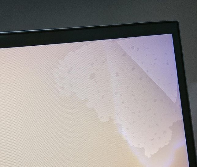 노트북에 물이 조금 들어가서 화면모서리어 얼룩졌어요의 0번 째 이미지