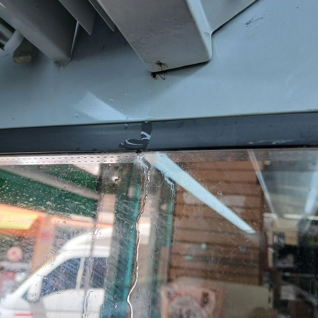 쇼케이스 냉장고에 물이 흐르는 현상?의 1번 째 이미지