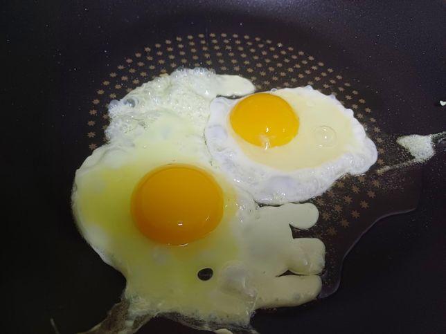 계란 색깔이 이상한데 상한 건가요??의 0번 째 이미지