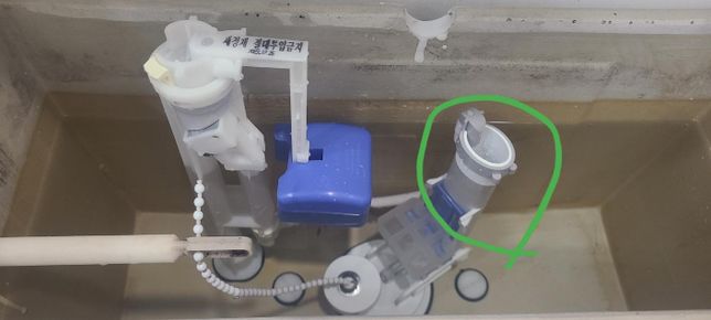 변기 부품교체후 물높이 적당한지 문의드립니다기존보다 물높이가 낮아졌는데 더높아지면 사진의 동그라미 안으로 물이 넘칠것 같기도해서 물높이가 적당한지 기존대로 더높여야 할지 문의드립의 0번 째 이미지