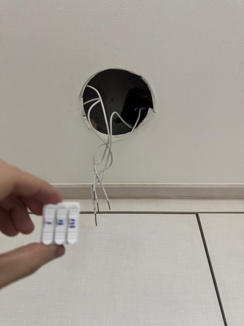 다운라이트를 교체하려고 봤는데, 기존에 달려있는 제품의 선이 4개에요...의 1번 째 이미지