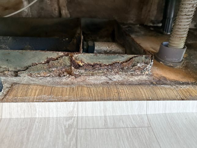 싱크대 밑 걸레받이 누수인가요???의 1번 째 이미지