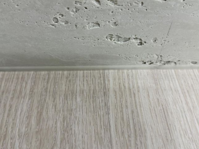 마루에 쏘는 이 실리콘은 무슨 색상인가요?의 0번 째 이미지