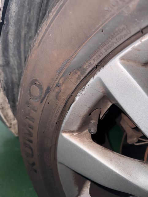 주행중 타이어 옆면을 부딪혔는데 교체 필요할까요?의 0번 째 이미지