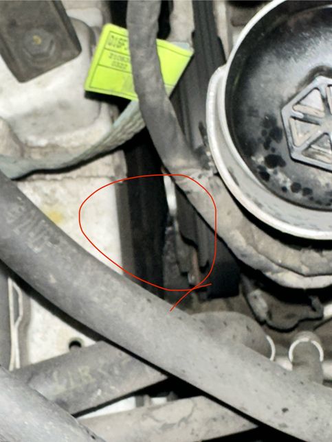 엔진룸 하부젖음입니다. 오일 누유일까요?의 2번 째 이미지