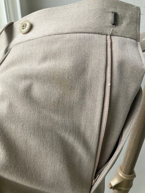 슬랙스가 변색되었습니다. 원인 해결책 궁금합니다.의 0번 째 이미지